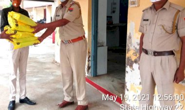 लुपिन ने पुलिसकर्मियों को बांटी पीपीई किट