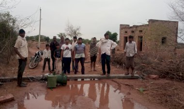 तेज हवा और बारिश के चलते ग्राम असावरी में विधुत पोल सहित गिरा ट्रांसफार्मर