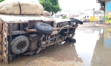 गड्डे में टायर धसने से पिकअप पलटी