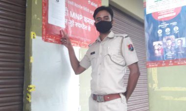 कोविड-19 नियमों की पालना के लिए पर्चे चस्पा कर जनता से अपील करते हुए कारोई पुलिस कर रही नवाचार