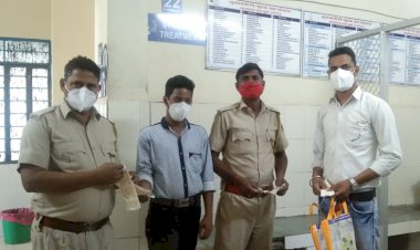 निशुल्क मास्क वितरण व सेनेटाइजर स्प्रे कर लोगों को किया जागरूक