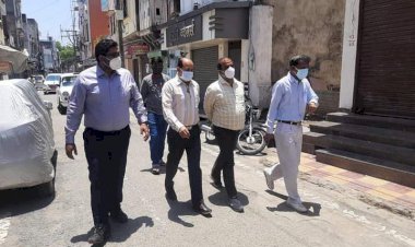 सभापति पाठक सहित डिप्टी सीएमएचओ घनश्याम चावला द्वारा कोविड-19 की जांच हेतु चलाया गया घर-घर अभियान