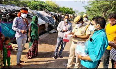 बंजारा बस्ती पटेल नगर में जवाहर फाउंडेशन ने बांटे मास्क और सैनिटाइजर