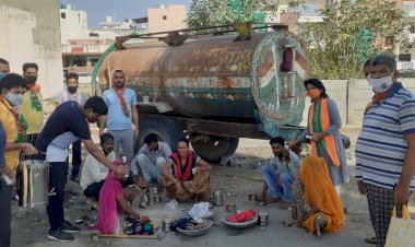 कोरोना से बचना है तो रोग प्रतिरोधक क्षमता बढानी होगी, कच्ची बस्ती में आर्युवेदिक काढ़ा पीने की लगी होड़