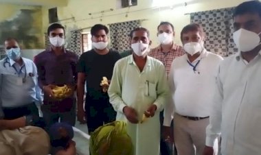 पूर्व प्रधानमंत्री राजीव गांधी की पुण्य तिथि पर मरीजो को फल किए वितिरत