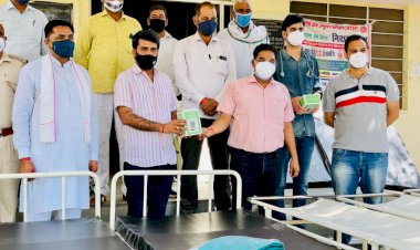 राजीव गांधी की पुण्यतिथि पर पीसीसी सचिव  ललित यादव ने सीएचसी में भेंट किए उपकरण