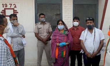 भरतपुर सांसद ने कठूमर खेडली सीएचसी व तीन पीएचसी का निरीक्षण कर लिया जायज़ा, जरूरतमंद लाेगाे काे वितरित की राशन-किट