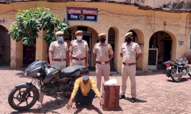 किशनगढ़ बास थाना पुलिस ने अनेक मामलों में वांछित बदमाश को अवैध हथियार सहित दबोचा, बाइक जब्त