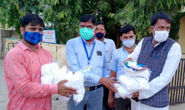 सरस डेयरी चेयरमैन बन्नाराम मीना ने अस्पतालों व पत्रकारो को बांटे मास्क तथा प्लस ओक्सोमीटर