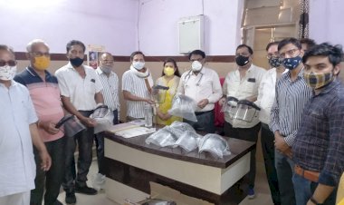 कस्बे की समाज सेवी संस्था ने चिकित्साकर्मियों को बांटे फेसशील्ड
