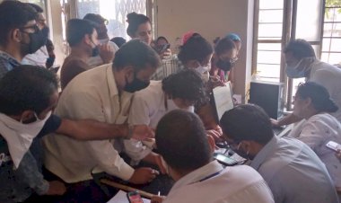 टीकाकरण में धांधली का आरोप, बाहर लाइन में खड़े लोगों ने किया हंगामा