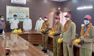 कोविड संक्रमित शव को हाथ लगाने से डर रहे परिजन,कोरोना कर्मवीर कर रहे अंतिम संस्कार