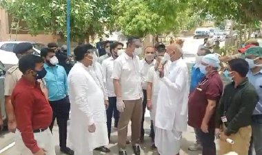 पूर्व गृह राज्यमंत्री भंवर जितेंद्र सिंह व श्रम विभाग मंत्री टीकाराम जूली ने खैरथल अस्पताल में जाकर लिया जायजा