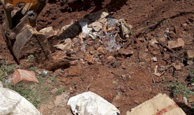 पुलिस ने 317 लीटर देशी शराब को जेसीबी से गड्ढा खुदवा कर किया नष्ट