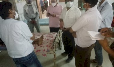 जिला रसद अधिकारी ने ड़ीग के रैफरल चिकित्सालय का निरीक्षण कर कोरोना चिकित्सा सुविधाओं का लिया जायजा