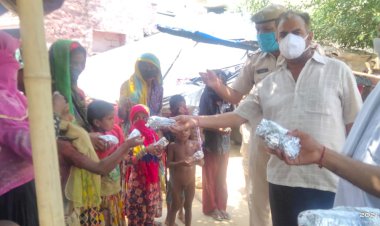 कोरोना काल में थानागाजी इंदिरा रसोई कर रही गरीबो  को खाना वितरित