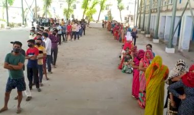 वैक्सीन लगवाने के लिए 18+ युवा ए़ंव महिलाओं की उमडी भीड़, सोशल डिस्टेंस की उड़ी धज्जियां, पुलिस ने संभाले हालात