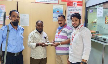 ग्राहक के भूलवश छुटे 50 हजार, बैंक कर्मियों ने वापिस लौटाए