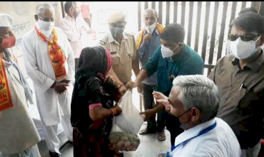 गिरदावर संघ अध्यक्ष ने कठुमर  उपखंड प्रशासन के सानिध्य मे किया राशन किटों का वितरित