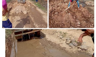 कीचड़ व जलभराव से परेशान युवाओ ने चन्दा इक्ट्ठा कर बना डाली कच्ची सड़क