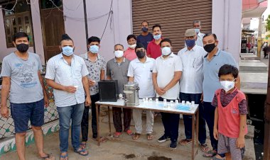 राष्ट्रीय स्वयं सेवक संघ एवं रामभक्त टोली आजाद नगर ने स्वच्छता कर्मियों को सम्मानस्वरुप सौपे मास्क, पिलाया आयुर्वेदिक काढा