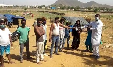 घमंतु समाज प्रदेश अध्यक्ष शेरसिंह बड़गूर्जर ने घमंतु परीवारों को मास्क किए वितरित