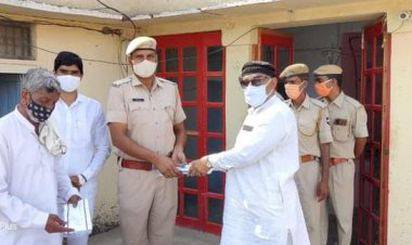 पुलिसकर्मियों का साफा पहनाकर किया सम्मान,  बांटे मास्क-सैनिटाइजर