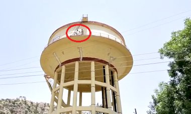पानी की समस्या के चलते वार्ड नंबर 11 के पार्षद देवेंद्र रसगनिया चढ़े महल चौक स्थित पानी की टंकी पर, पुलिस प्रशासन मौके पर मौजूद