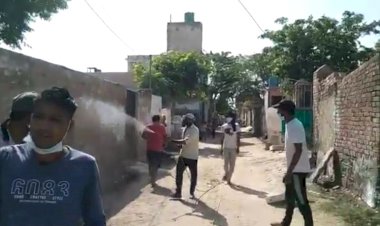 युवा वर्ग के द्वारा कस्बे के कई वार्डों में किया गया सैनिटाइजर