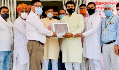 नीमराणा सीएचसी मे पीसीसी सचिव ने भेंट किए चिकित्सकीय उपकरण