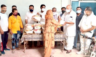 रोटी बैंक खैरथल ने विधायक के नेतृत्व में 50 लोगों को वितरित किए राशन किट