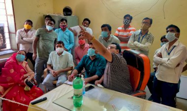 नर्सिग कर्मियों की लापरवाही के विरोध में चिकित्सा अधिकारी से मिले कस्बे के गणमान्य नागरिक