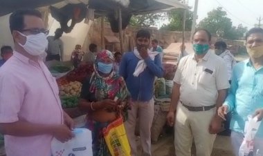 अग्रवाल समाज सदस्यो ने कस्बे में  बांटे निःशुल्क मास्क