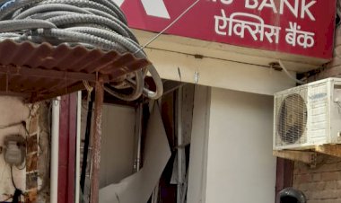 एक्सिस बैंक का एटीएम लेकर फरार हुए चोर