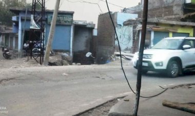 विद्युत विभाग की लापरवाही टूटे विधुत तार में होता रहा करंट प्रवाहित