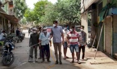 पीसीसी सदस्य बलराम यादव ने रामगढ़ कस्बे में निजी खर्चे से सैनिटाइजर छिड़काव कर रहे युवा वर्ग का  बढ़ाया मनोबल, बाँटे माक्स