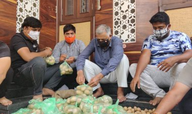विधायक अवस्थी ने पार्टी कार्यकर्ताओं के साथ की राशन सामग्री पैक