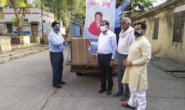 रिटायर्ड ADM जगमोहन मीना व सरस डेयरी चेयरमैन बन्नाराम मीना ने जिला कलेक्टर को सौंपे 10 ऑक्सीजन कंसेंस्ट्रेटर