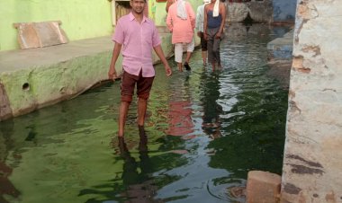 आम रास्ते में जलभराव के चलते आधा दर्जन गांवों के लोगो का राह निकलना हुआ दूभर