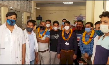 मोदी के 7 साल होने पर भाजपा के वरिष्ठ कार्यकर्ताओं ने कोरोना योद्धाओं पुलिस व डॉक्टरों का माला डालकर किया स्वागत
