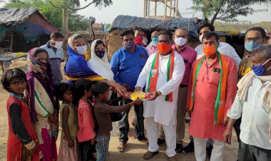 खेडली भाजपा मण्डल ने जिला उपाध्यक्ष राजकुमार पण्डा के नेतृत्व जरूरतमंदाे काे साम्रगी की वितरित