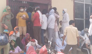 बहरोड़ में पंजाब नेशनल बैंक  के बाहर उडी सोशल डिस्टेन्सिंग की धज्जियां