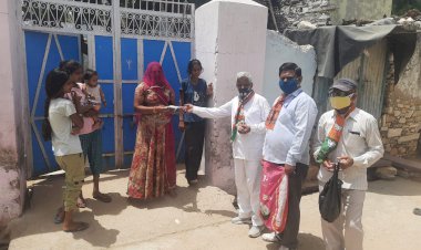 सेवा सप्ताह के तहत जरूरतमंदों को बांटे मास्क, बिस्किट व बच्चो को चॉकलेट