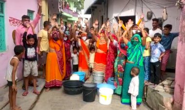एक तरफ कोरोना, दूसरी ओर जलदाय विभाग की लापरवाही से जनता दुखी, सड़को पर निकली गुस्साई महिलाएं