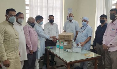 पूर्व नवोदियन छात्रों ने अस्पताल को दिए जीवन रक्षक उपकरण