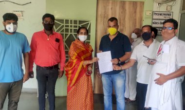 ब्लॉक कांग्रेस पश्चिम अध्यक्षा मंजू पोखरना एवं पूर्वी  ब्लॉक कांग्रेस अध्यक्ष  हेमेंद्र शर्मा ने हुरडा तहसीलदार को निलंबित किए जाने के लिए मुख्यमंत्री के नाम सौपा ज्ञापन