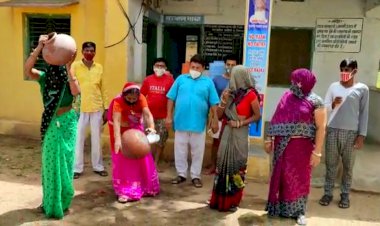 जलदाय विभाग कार्यालय में महिलाओ ने किया मटका फोड़ प्रदर्शन