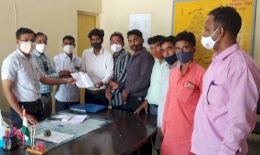 चम्बल की पाइप लाइन डालने में मनमानी को लेकर एसडीएम से मिला पार्षदों का प्रतिनिधिमंडल