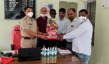 खैरथल फोटोग्राफर यूनियन ने किया थाना अधिकारी का किया सम्मान