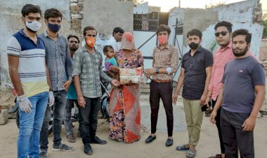 युवाओं ने जरूरतमंदों परिवारों को राशन सामग्री वितरित की
